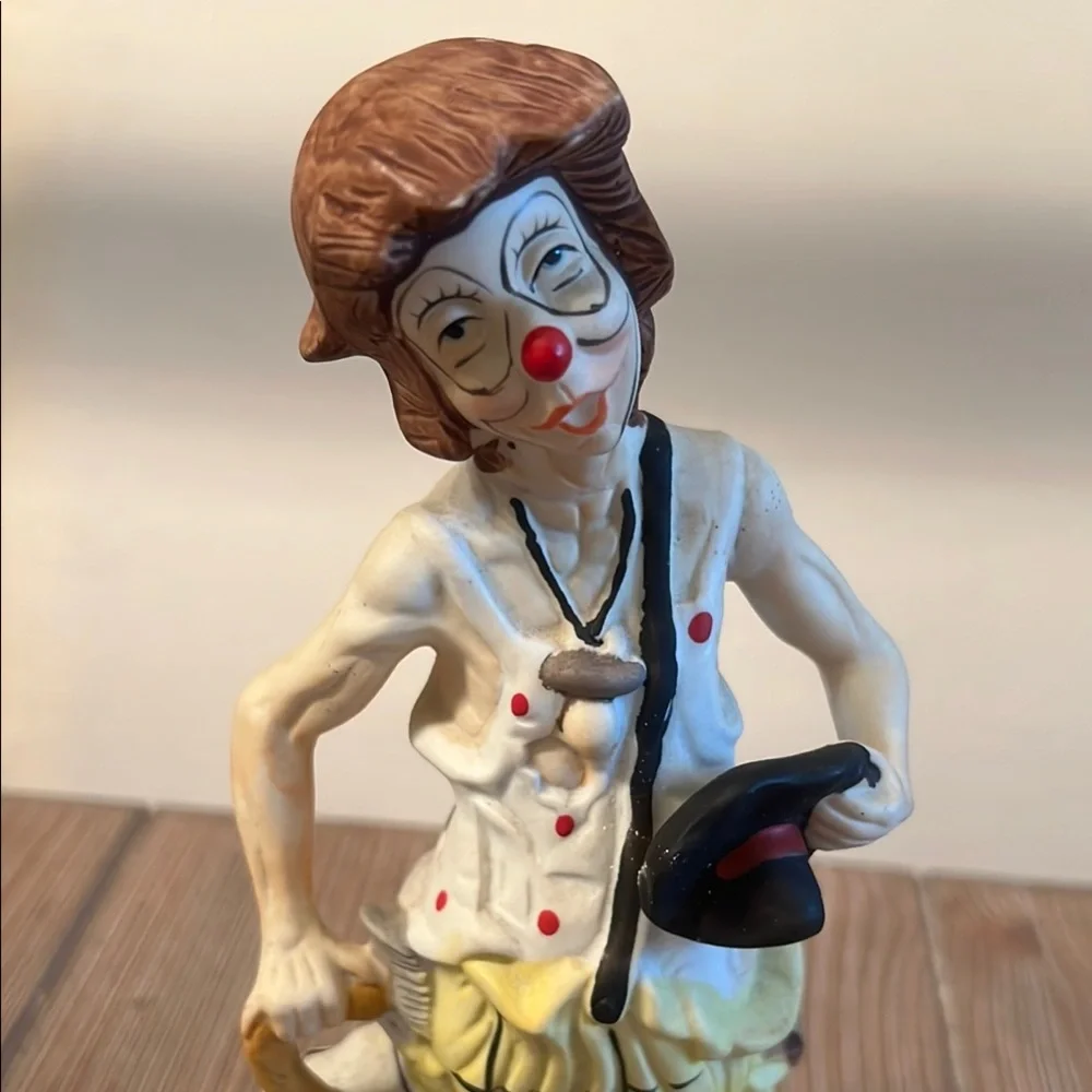 Charming Clown Figurine in Cream and Yellow - Picture 4 of 4